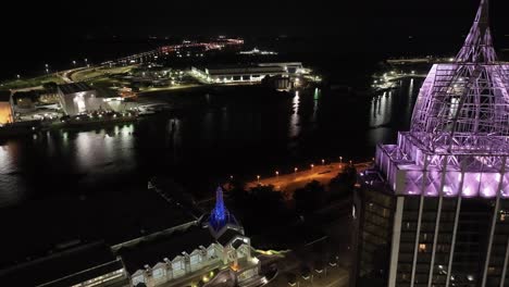 Vista-De-Cerca-Del-Edificio-En-El-Centro-De-Mobile,-Alabama-Por-La-Noche-Con-Video-De-Drones-Avanzando