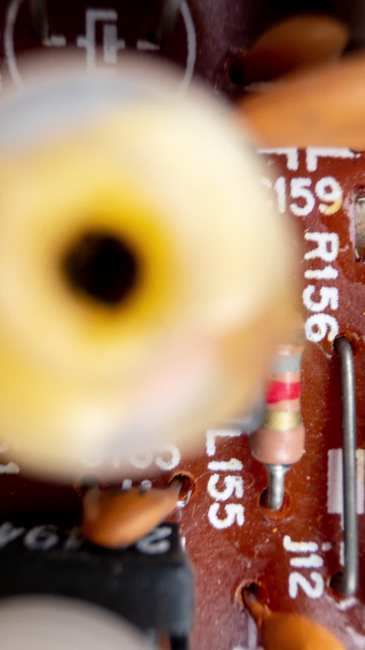 una toma macro de una placa de circuitos en vertical