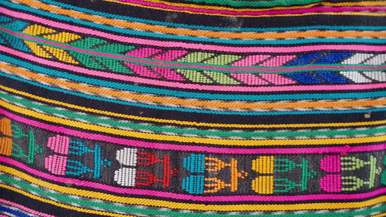 Textil maya colorido con patrones geométricos tejidos a mano