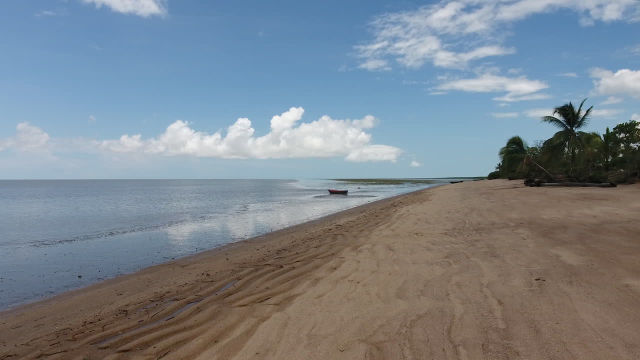 vuelo hacia una canoa pirogue en una playa en la aldea de awala yalimapo guiana