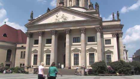 Medium-Shot-Of-Front-Of-French-Cathedral-Of-Friedrichstadt-At-Gendarmenmarkt,-Französischer-Dom,-Berlin,-Germany