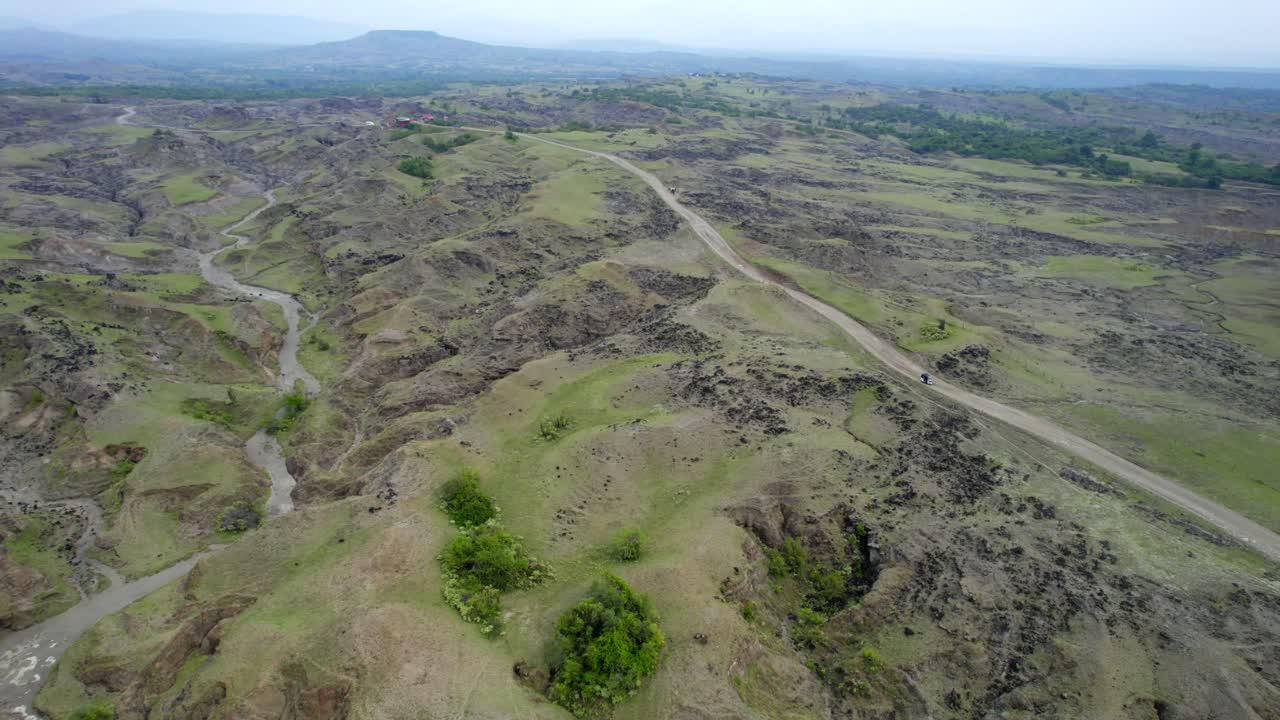 maravillarse de la enorme escala del paisaje, mientras el dron captura vistas panorámicas de horizontes interminables que se extienden en la distancia