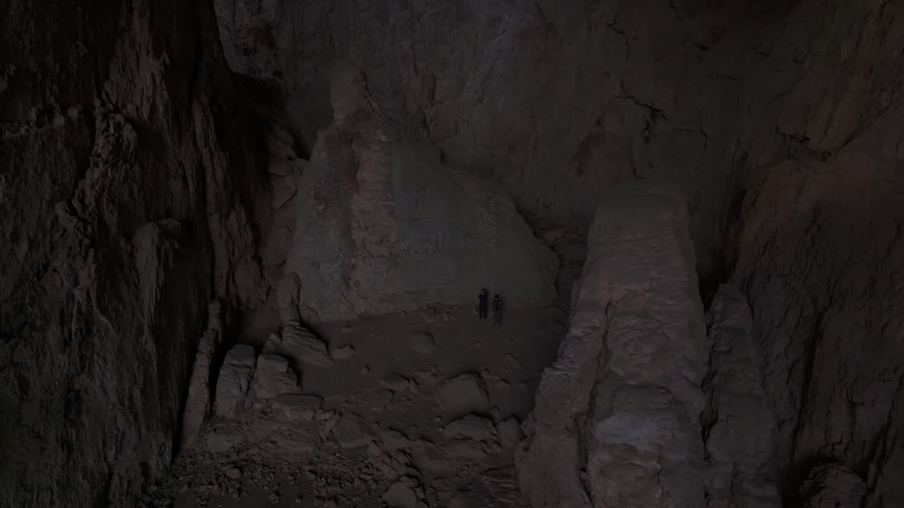 Formazioni rocciose spettacolari all'interno della grotta Prohodna viste dall'alto, Bulgaria