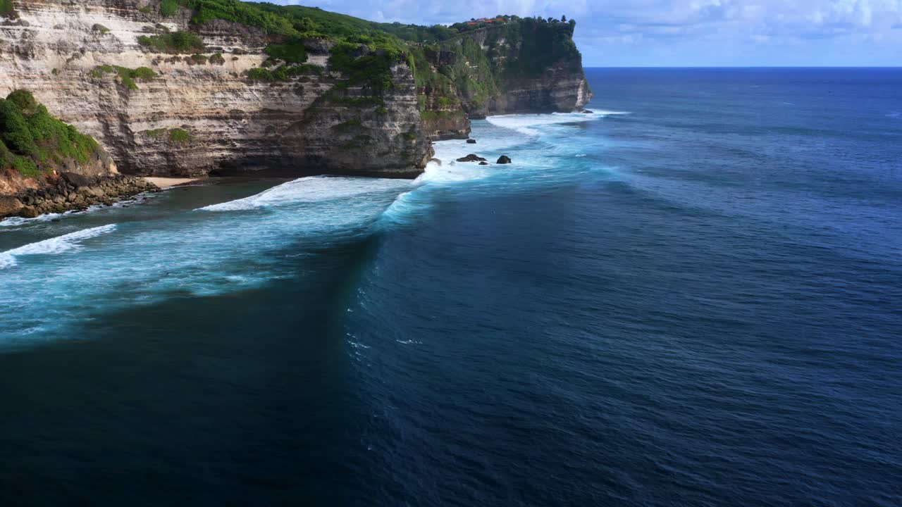 los acantilados de uluwatu y el océano en la isla de bali, indonesia - toma aérea de un dron