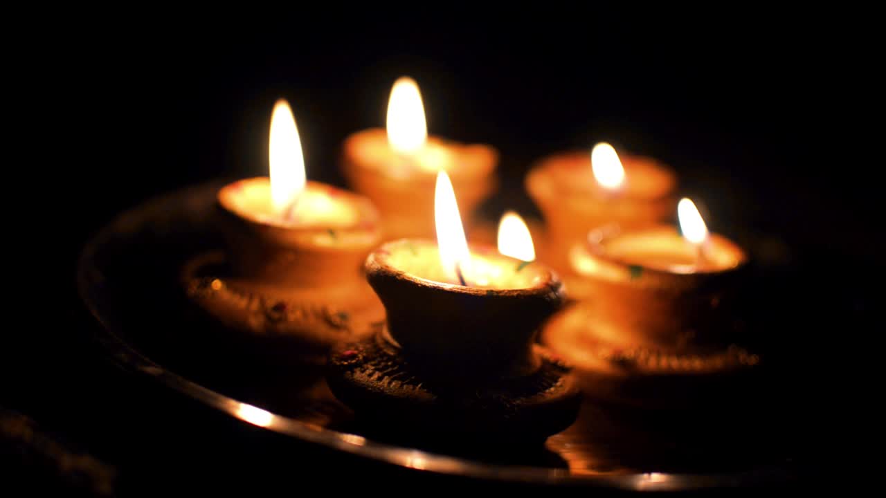 Bellissime decorazioni luminose in terracotta per festival a Natale o Diwali, di notte.