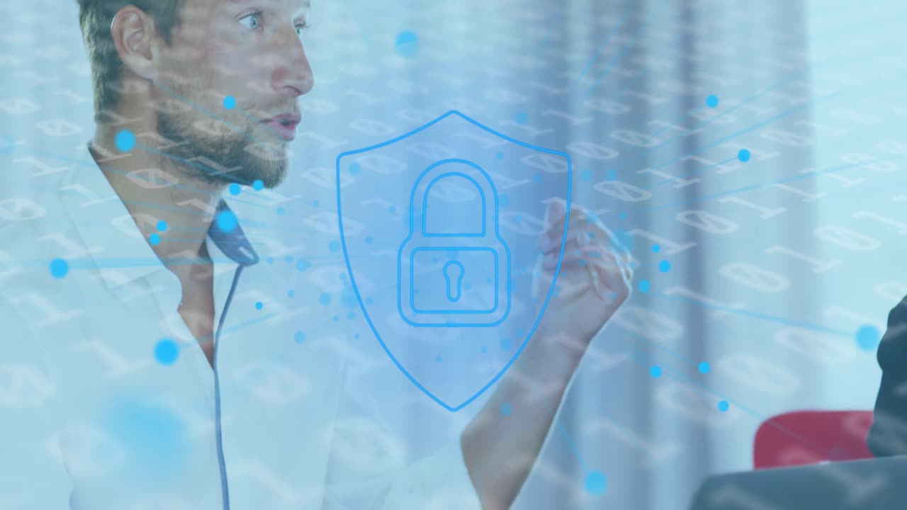 animación de codificación binaria y interfaz de seguridad de candado con hombre de negocios en una reunión