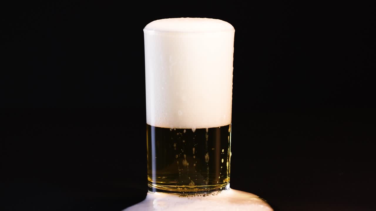 Ølglass som fylles med stigende skum