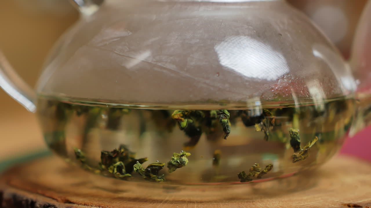 té oolong que se prepara en una tetera de vidrio