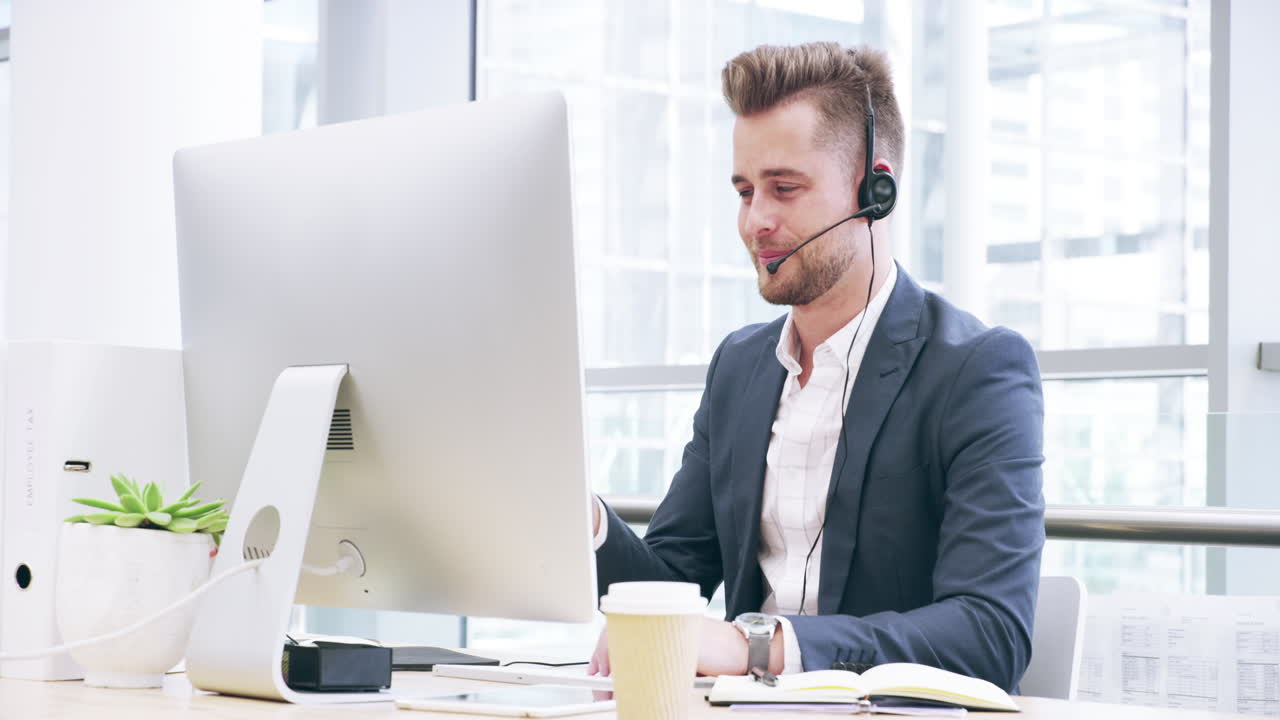 en ung kundeservicemedarbeider som jobber på et kontor