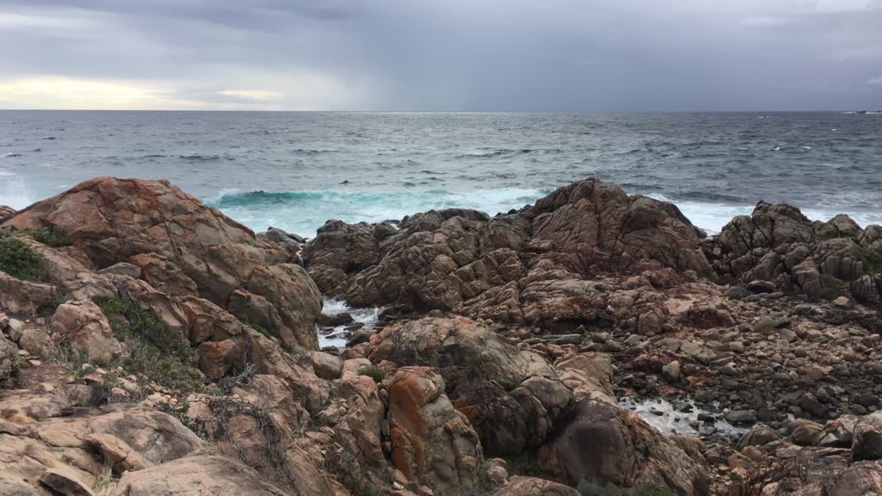 Panoramica della costa rocciosa a Shelley Cove, Australia Occidentale, con tempo tempestoso.