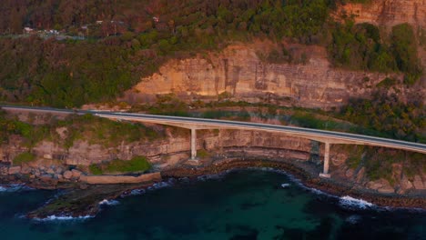 puente del acantilado sobre el mar al amanecer en nueva gales del sur, australia