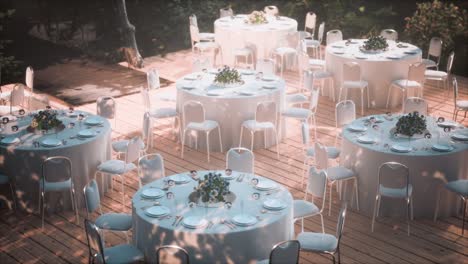 silla de patio al aire libre y mesa en un restaurante de cafetería