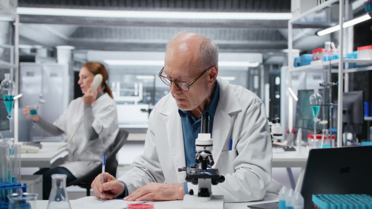 Tecnico di istologia analizza un vetrino di coltura batterica per testare un antibiotico.