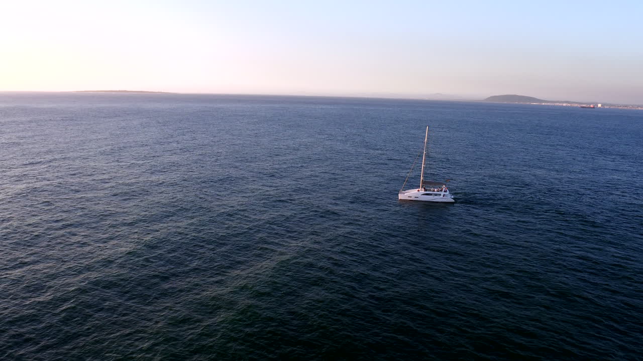 ir a explorar dejando la costa