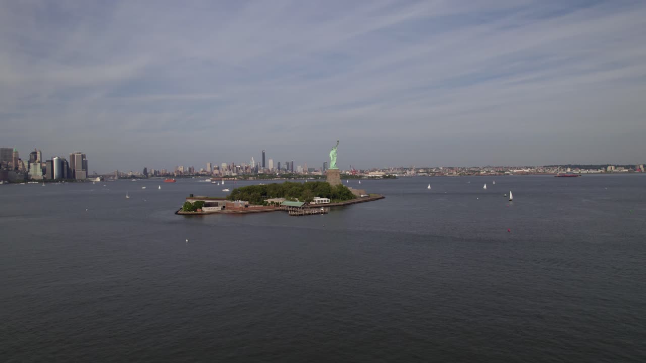 자유 섬을 향한 공중 풍경, 페리와 선박으로 둘러싸여, 이 많은 뉴욕, 미국 - 상승, 드론 촬영