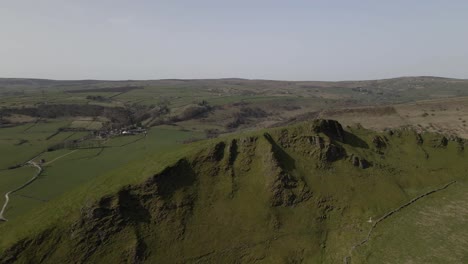 Luftdrohnenaufnahmen-Eines-Grünen-Bergrückens-Im-Peak-District