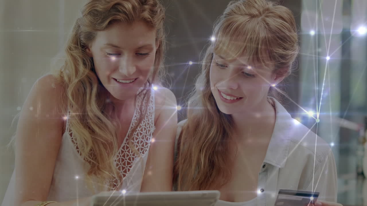 사회적 거리를 유지하는 백인 여성들이 집에서 온라인으로 구매하고 있습니다.