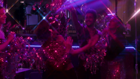 amigos divirtiéndose en una fiesta de año nuevo.