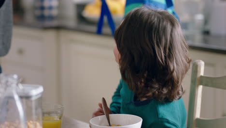 Glücklicher-Junge,-Der-Frühstückt-Und-Sich-Fertig-Macht.-Vater-Bringt-Sohn-Zur-Schule-Und-Kümmert-Sich-Gerne-Um-Die-Zukunft-Seines-Kindes