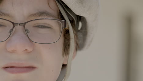 retrato de niño con gafas y casco de bicicleta afuera mirando a la cámara