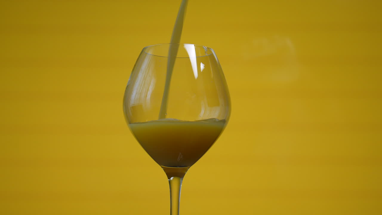 bicchiere di succo d'arancia, versare, versare liquido in vetro, in tazza, spruzzare, far cadere, schizzare, bevanda fresca, bevanda