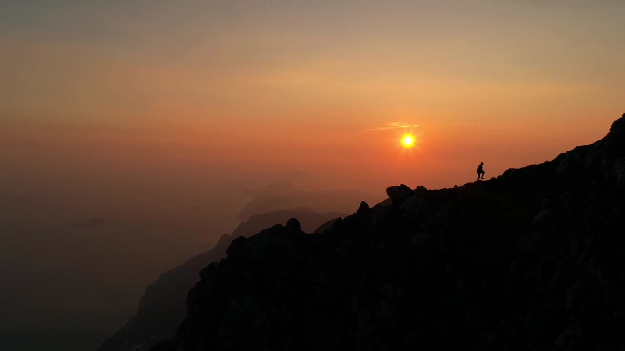 Escursionista in cima alle montagne