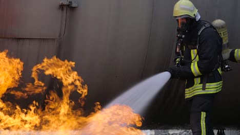 Usaf-Feuerwehrleute-Der-435.-Bau--Und-Ausbildungsstaffel-Führen-Eine-Übungsübung-Auf-Dem-Fliegerhorst-Ramstein-Durch