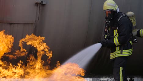 los bomberos de la usaf del escuadrón de construcción y entrenamiento n.° 435 dirigen un ejercicio de entrenamiento en la base aérea de ramstein