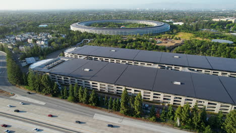 Die-Landschaft-Des-Silicon-Valley-Mit-Einer-Luftaufnahme-Des-Hauptquartiers-Des-Raumschiffs-Apple-Park-Und-Der-Interstate-280-In-Cupertino,-Kalifornien