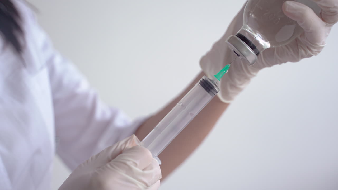 幸福的家庭在家里装饰圣诞树 3