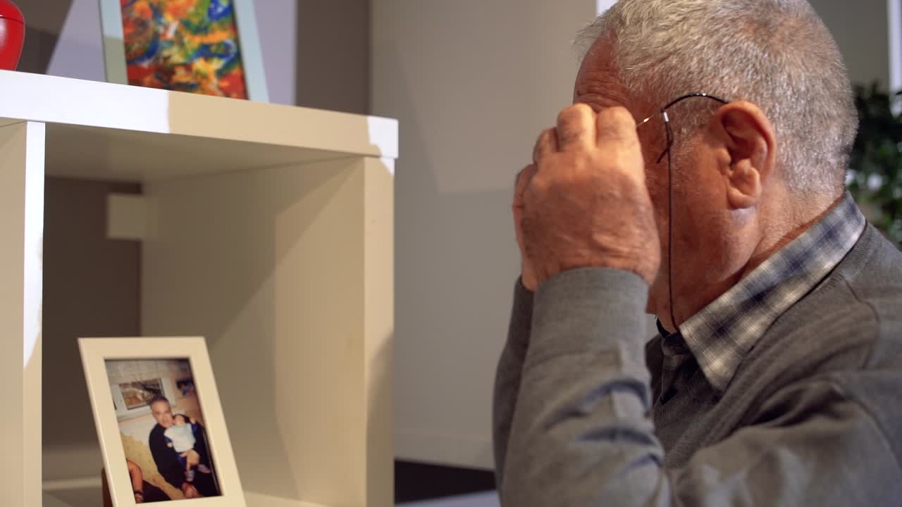 ⁇ 은이가 그림을 쳐다본다.