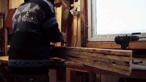 un hombre está desayunando la madera de las pinzas en indre fosen, condado de trondelag, noruega - de cerca
