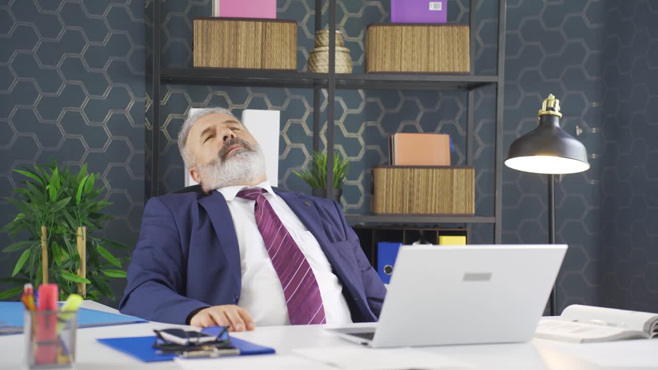 피곤하고 지친 사업가의 초상화입니다.