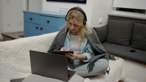 trabajo a distancia o aprendizaje a distancia social desde el hogar, mujer tomando notas