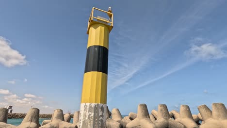 una baliza de navegación de babor con paneles solares