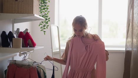 la mujer elige entre elegantes vestidos rosados y clásicos negros