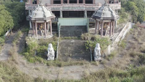 Aufsteigende-Kameraansicht-Mit-Blick-Von-Vorne-Auf-Die-Spektakuläre-Gigantische-Goldene-Maitreya-Buddha-Skulptur-Im-Hushan-Tempel-In-Der-Stadt-Douliu,-Taiwan