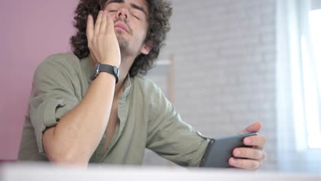 enfoque en el teléfono, joven decepcionado por la estrategia fallida de comercio