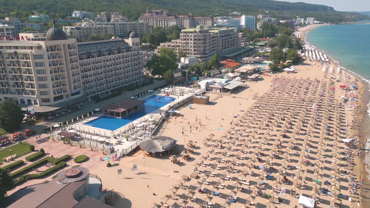 해변에서 배구하는 사람들 - 골든 샌드 - 불가리아 - 4k 드론 영화 촬영