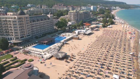 Gente-Jugando-Voleibol-En-La-Playa---Arenas-Doradas---Bulgaria---Toma-Cinematográfica-De-Drones-4k