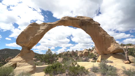 arco de roca, formación de arenisca natural y punto de referencia, territorio de la nación navajo nuevo méxico, estados unidos, fotograma completo