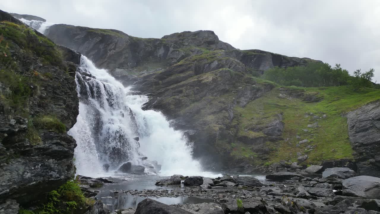 cascada de skarvaga y paisaje natural en el parque nacional de hallingskarvet, viken, noruega - pan izquierda