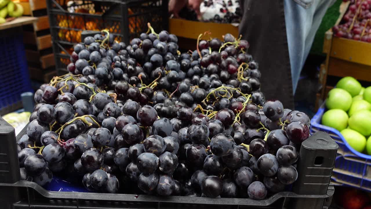 cerca de una caja de uvas en un mercado