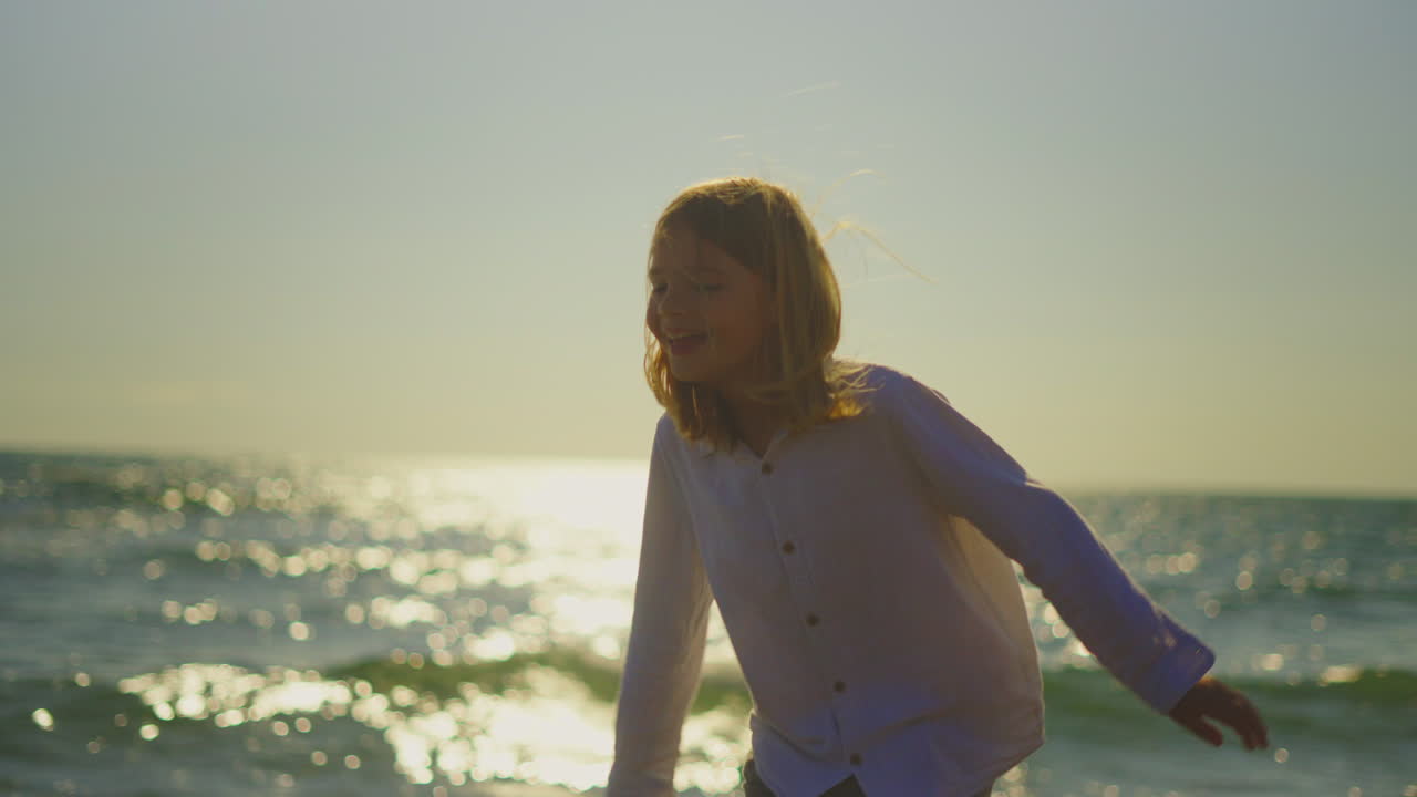 해가 지면 해변에서 달리는 소녀