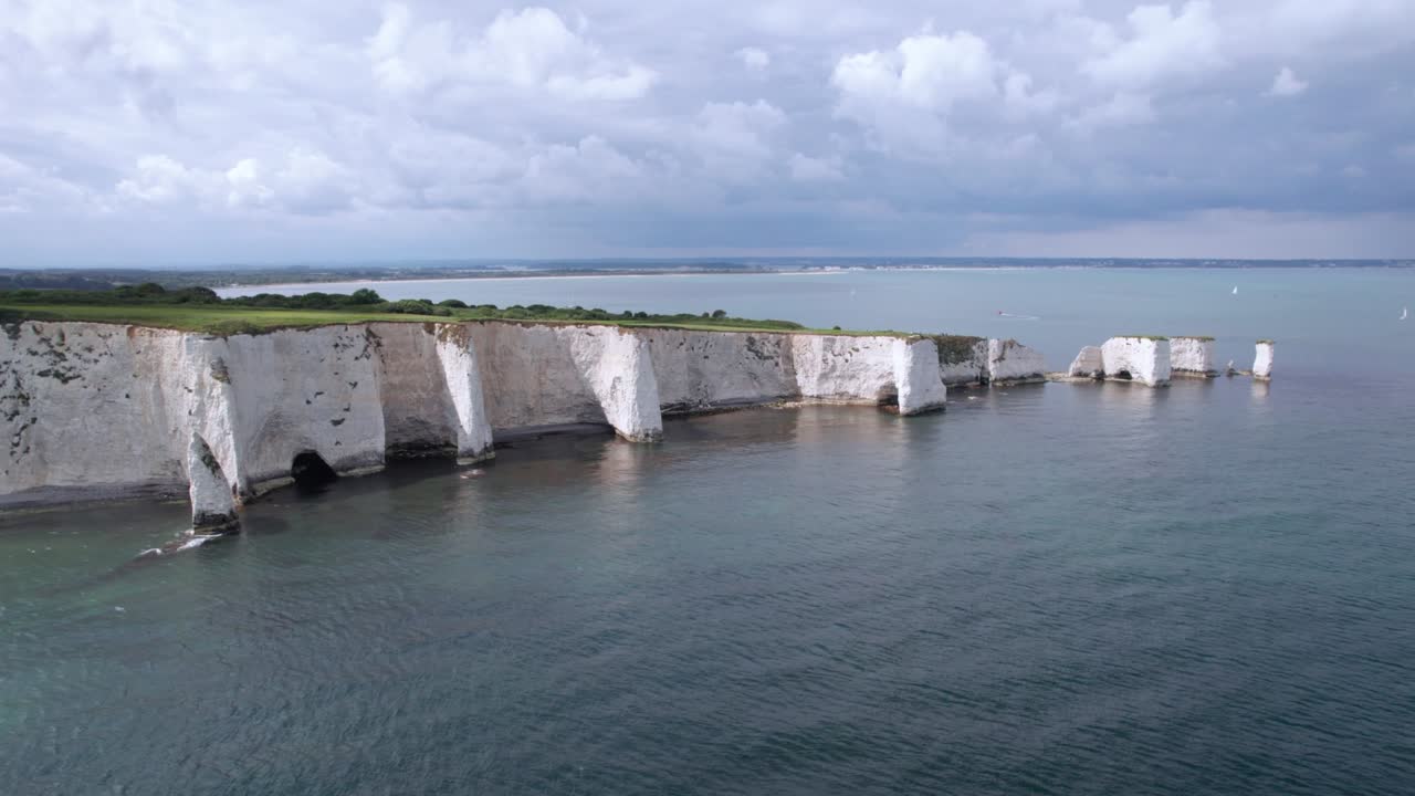 las imágenes aéreas de los drones de old harry rocks.
