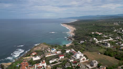 Beachside-residences,-houses-near-the-pacific-ocean-in-Puerto-Escondido,-Oaxaca,-Mexico