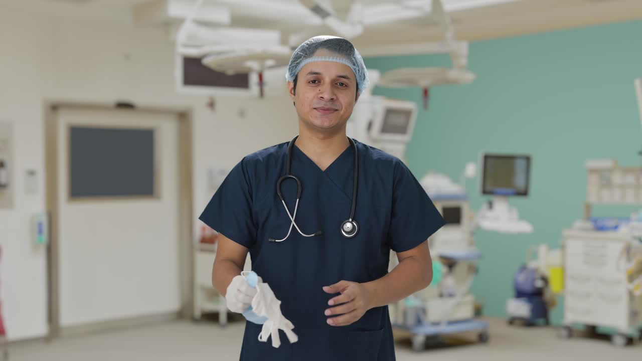 행복한 의사는 성공적인 수술 후 마스크를 제거합니다.