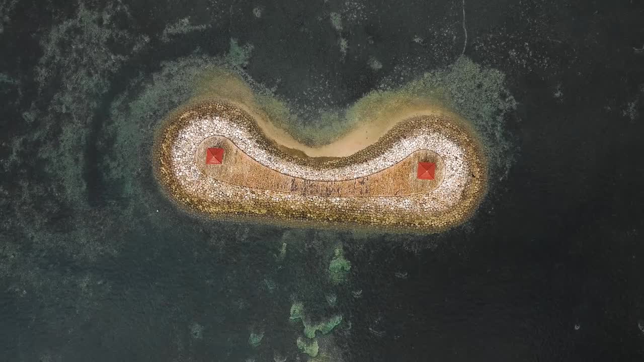 hermosa playa cinematográfica de sanur, metraje de drones de bali con paisajes interesantes, barcos de pesca y clima tranquilo
