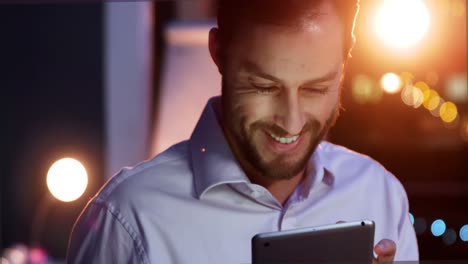 hombre de negocios usando una tableta digital