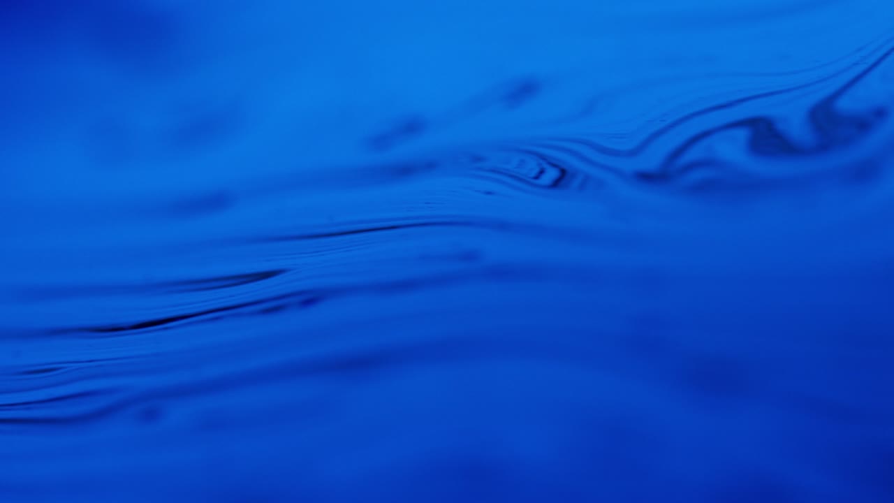 파란색으로 비누 필름의 표면에 매혹적인 소용돌이